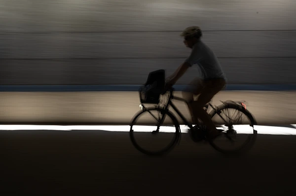 Fahrradfahrer in einem Tunnel
